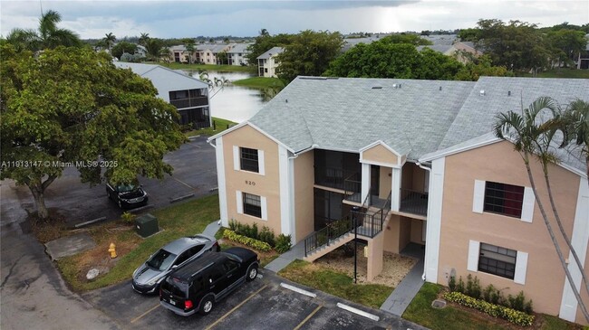 Building Photo - 820 N Franklin Ave