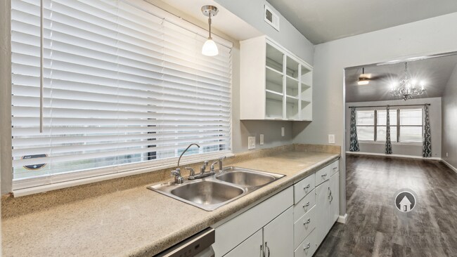 Building Photo - Charming Updated Gem Near Quail Springs!