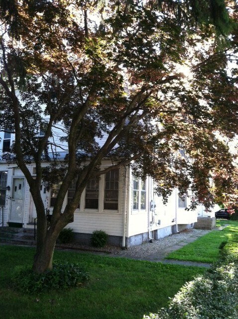 Building Photo - Fantastic Apartment in Great Neighborhood. Recently Renovated! Hardwood Floors! Private Driveway!
