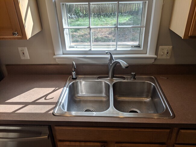 Double sink with sprayer and natural light - 46675 Winchester Dr