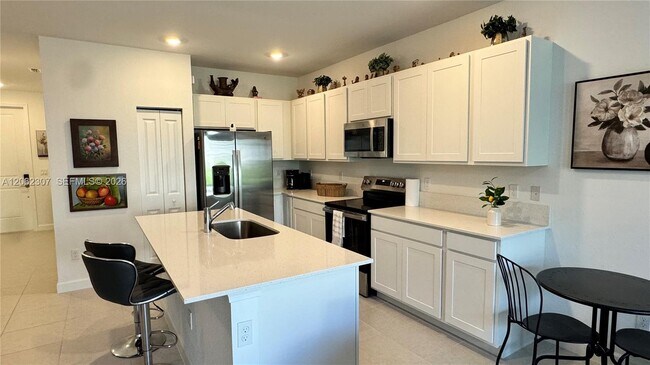 Building Photo - 401 SE Crossoak Ln