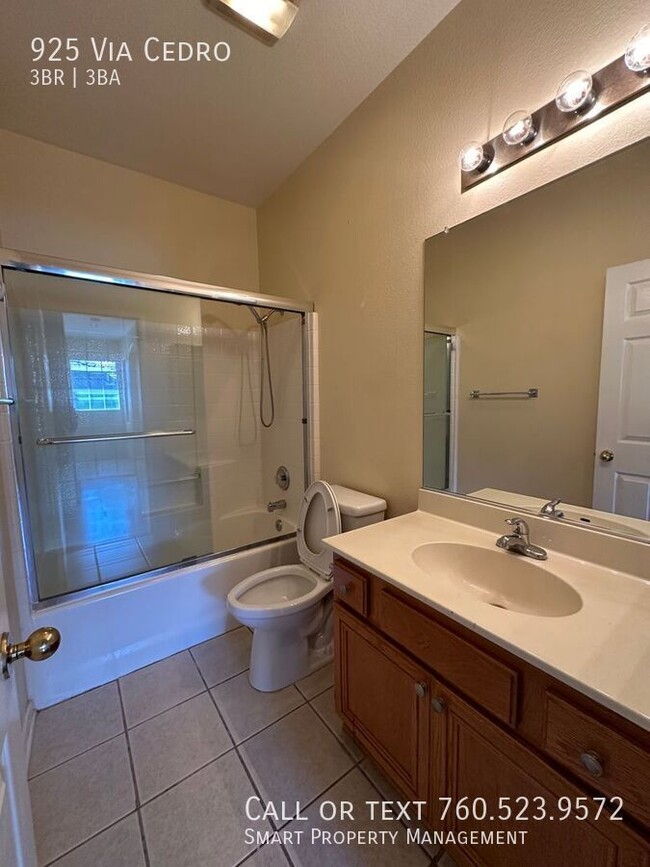 Building Photo - Beautiful Chula Vista 3bed+1 Loft, 2.5 bat...