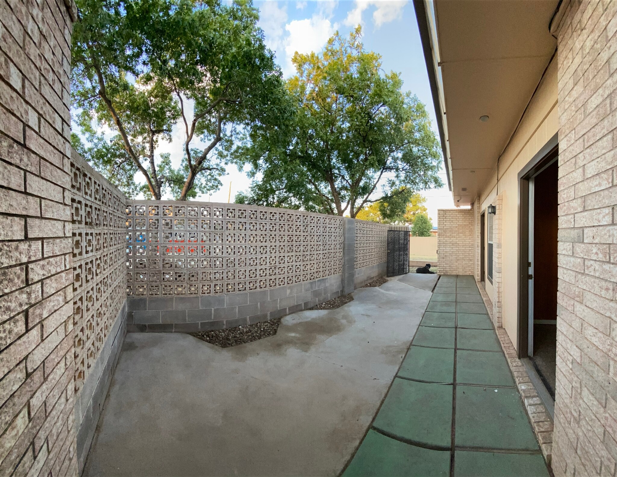 Patio 1 - 2901 W Illinois Ave