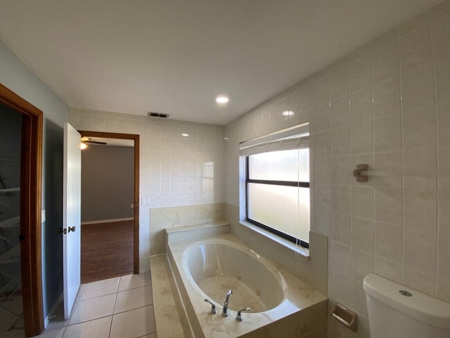 Building Photo - Cedar Hills - Desirable SE neighborhood 3/2/2