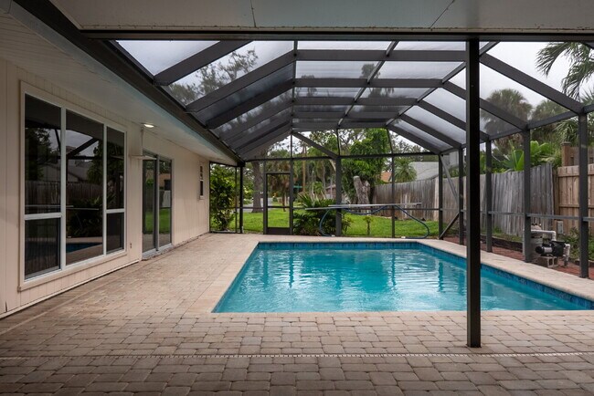 Building Photo - Spacious 5-Bed, 4-Bath Sarasota Home with ...