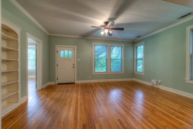 Building Photo - AVAILABLE AUGUST: Gorgeous, Remodeled 4 bed / 3 bath Hyde Park Area Home