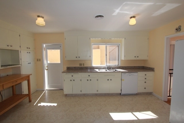 Building Photo - 4 Bedroom Mid-Century Oakmore Property With View of Bay