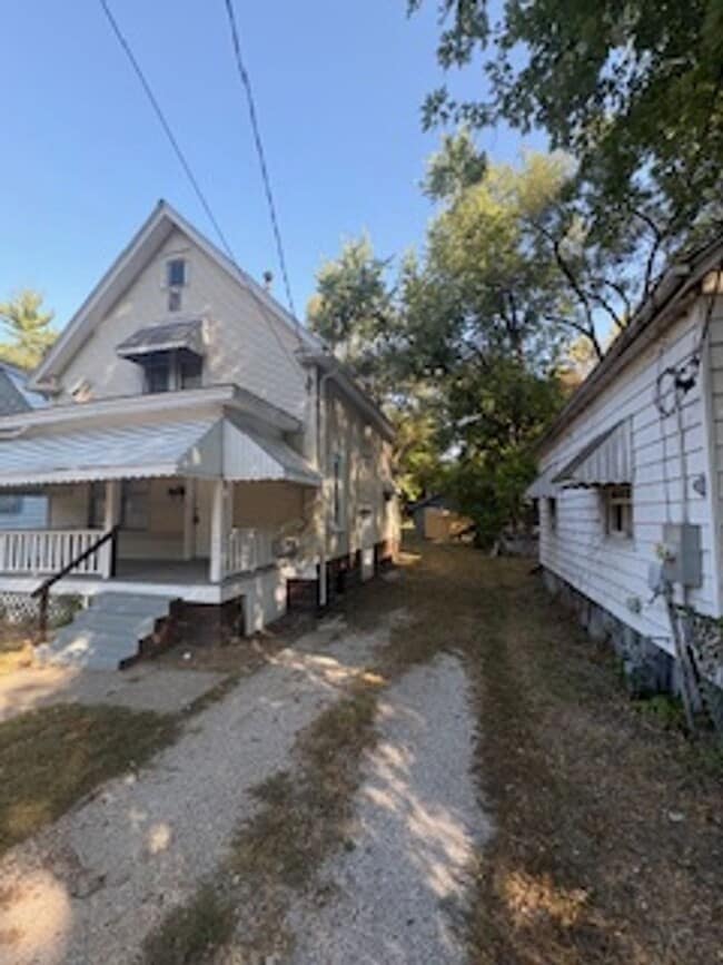 Building Photo - 3 Bedroom / 2 Bathroom House in Peoria, IL