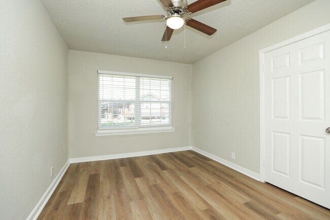 Building Photo - 631 Edgebrook Dr