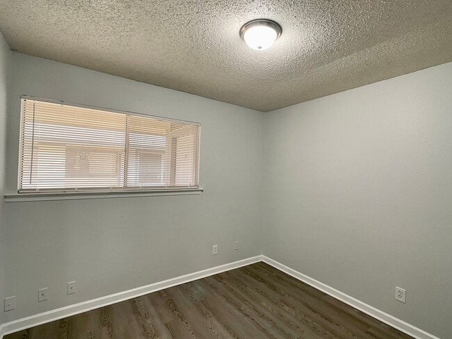 Building Photo - 2/1 Duplex in North Austin