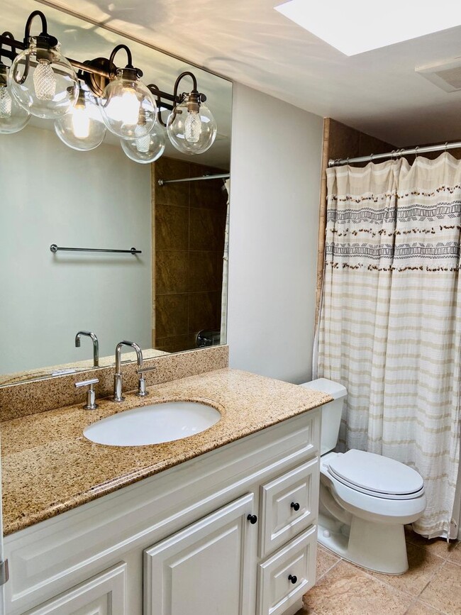 Building Photo - Gorgeous Venice Townhouse w/Upgrades Galore close to Beach+Canals w/Laundry+Garage+Pool