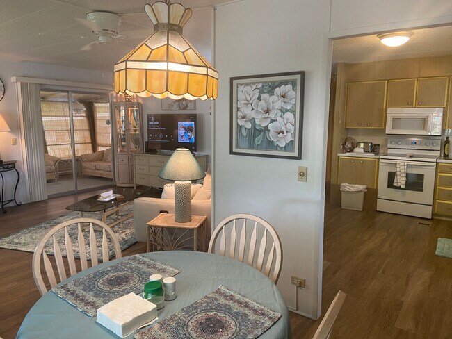 Building Photo - Spacious Home in peaceful Cul-de-sac