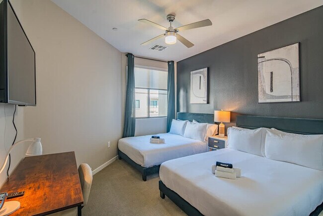 Building Photo - 777 E Stella Ln