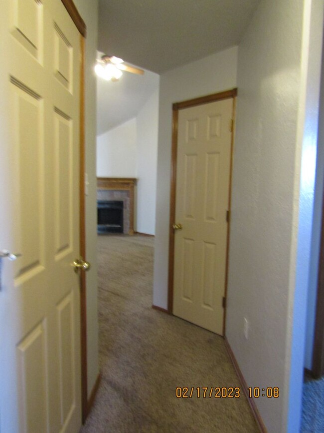 Building Photo - Crown Pointe Area!! PETS ARE NEGOTIABLE WI...