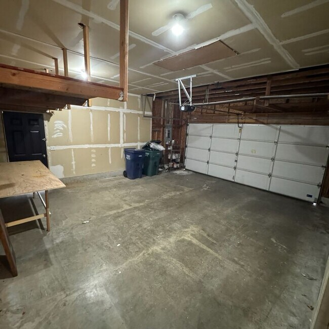 Building Photo - Cute 4 bed 2 bath move in ready home!
