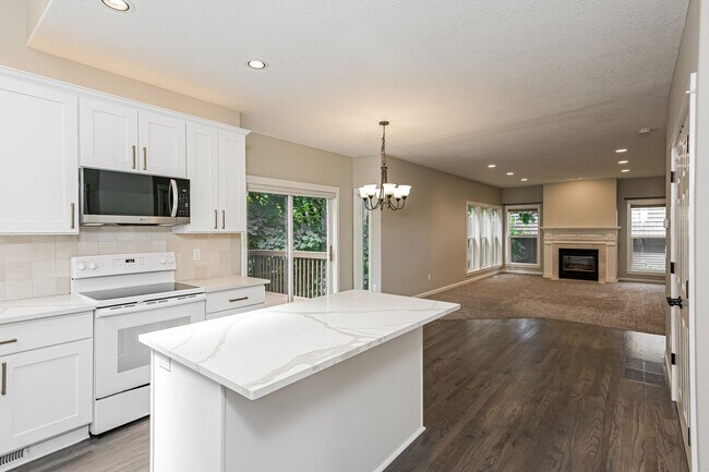 Building Photo - 3 Bed 2.5 Bth Upper Floor Unit + A/C + Fireplace + Large Deck