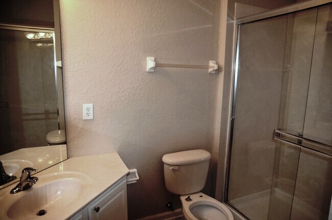 Building Photo - Cute 3/2 Condo in Horizons at Vista Lakes (Gated) with Updated Flooring