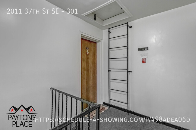 Building Photo - Spacious condo unit in well kept building.