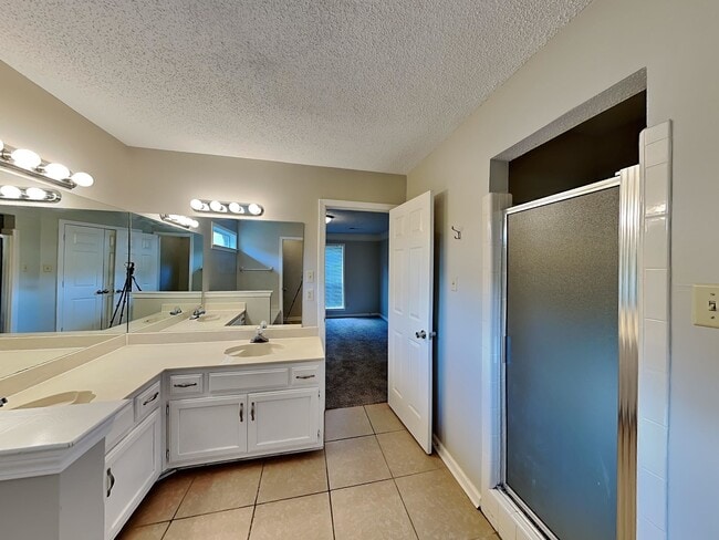 Building Photo - 5863 Pipers Green Ln