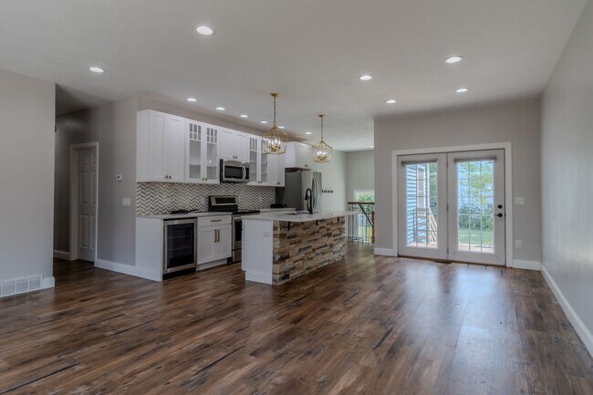 Building Photo - Contemporary Comfort and Versatility in a ...