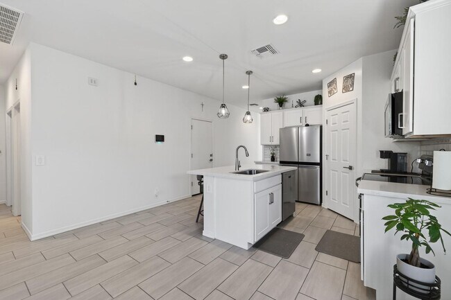Building Photo - 36354 W San Clemente Ave