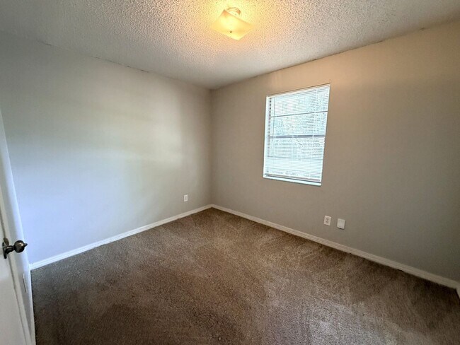 Building Photo - 460 Bentwood Ln