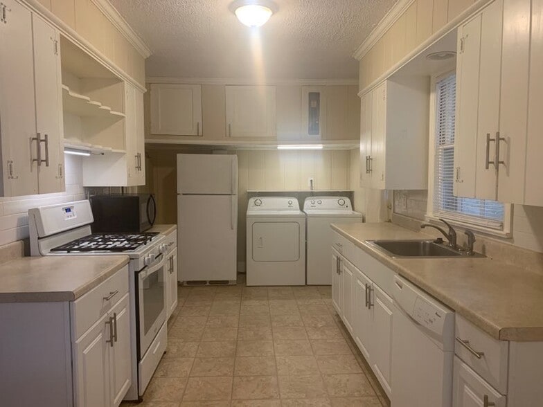 Kitchen with Refrigerator, Washer, and Dryer - 1623 Ivy St