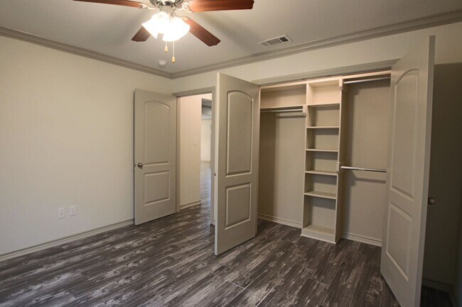 Building Photo - Beautiful 3 Bedroom 2 Bathroom Townhouse i...