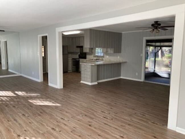 Building Photo - Charming 3BR Home with Modern Finishes & S...