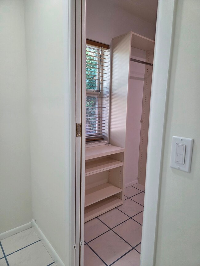 Building Photo - 1008 Macy St