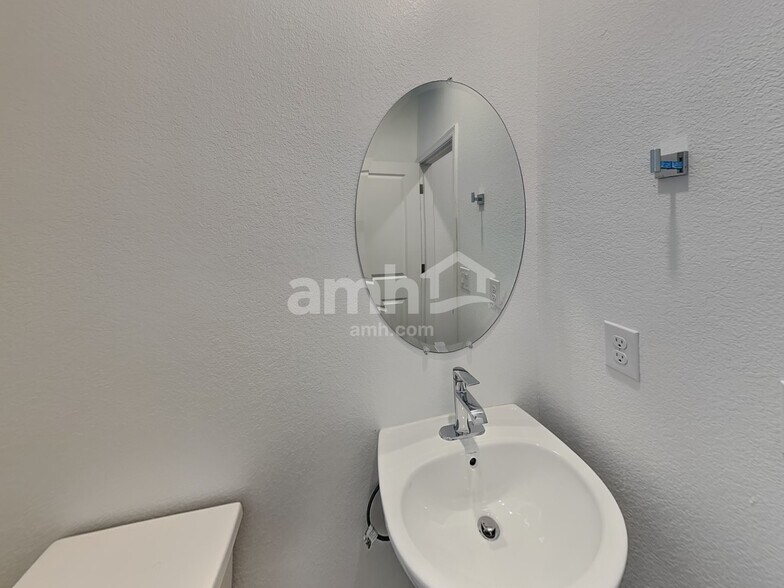 Building Photo - 8971 N 171st Dr