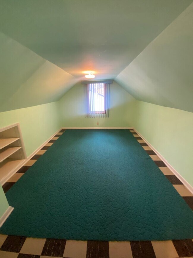 Building Photo - AVAILABLE JUNE - 3 BED 1 BATH