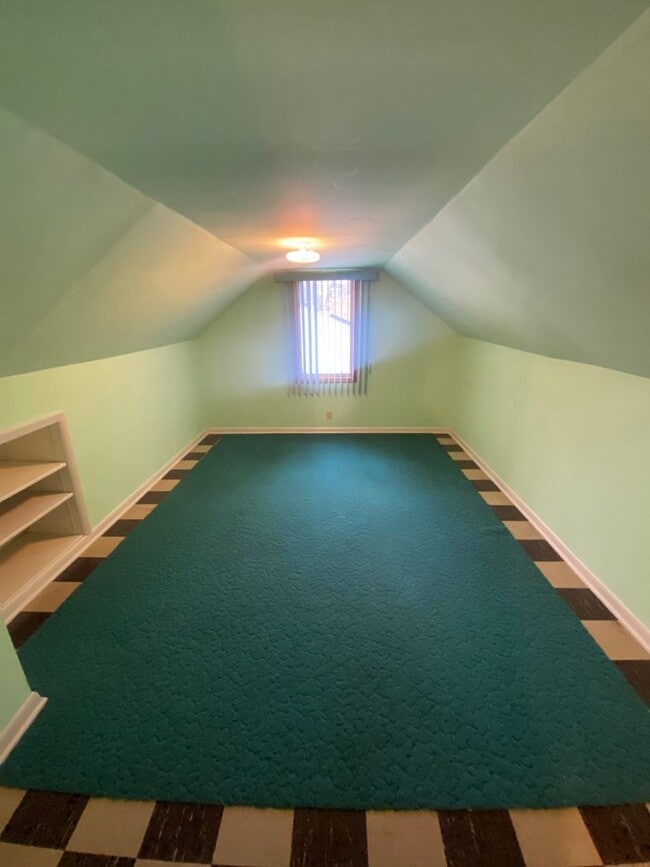 Building Photo - AVAILABLE JUNE 15TH - 3 BED 1 BATH