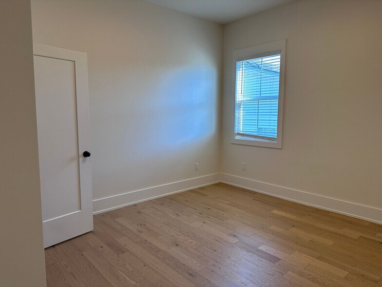 Building Photo - 136 McCowat St