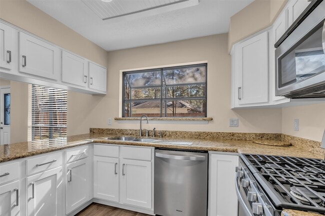 Building Photo - 6 Meadow Cove Dr