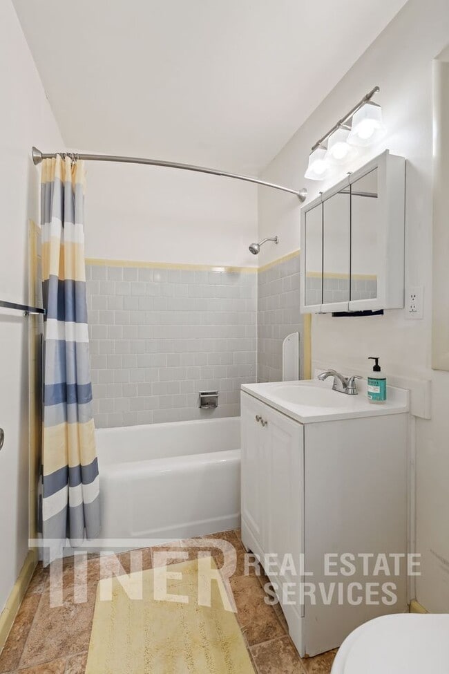 Building Photo - 208 43rd St