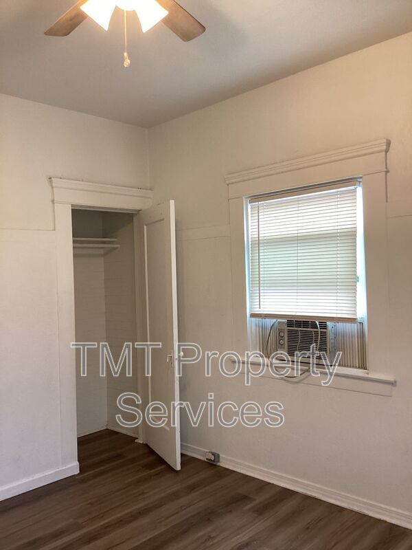 Building Photo - 204 W Oak St
