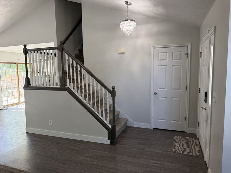 Building Photo - 704 Country Club Dr