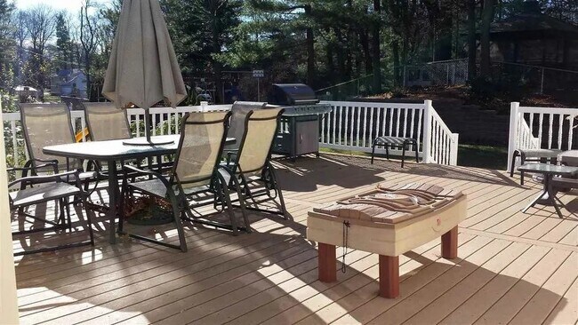 Building Photo - 3 Leslie Ct