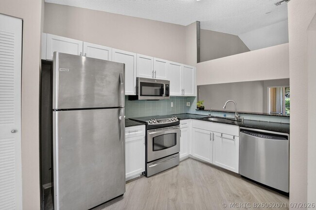 Building Photo - 8108 Summer Shores Dr