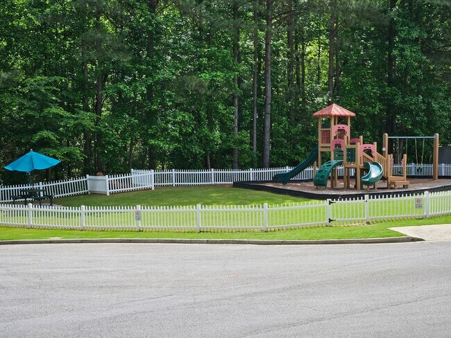 Building Photo - Rare 3 bed 2.5 located in the Etowah School District
