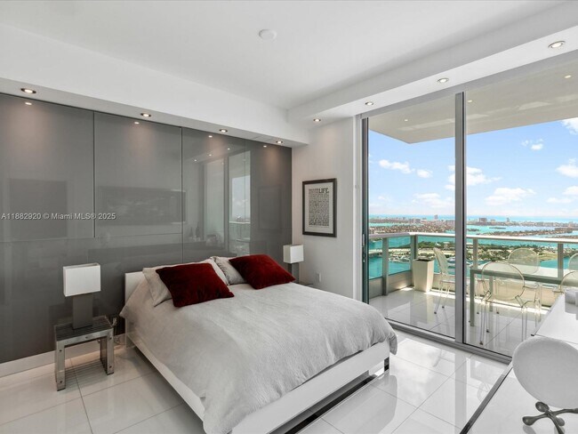 Building Photo - 900 Biscayne Blvd