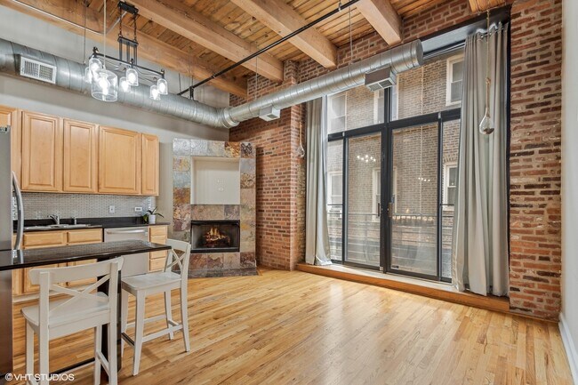 Building Photo - 2735 W Armitage Ave
