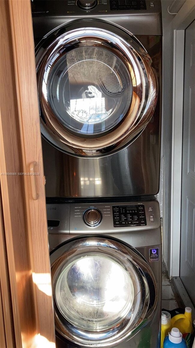 Building Photo - 2102 SW 106th Ct