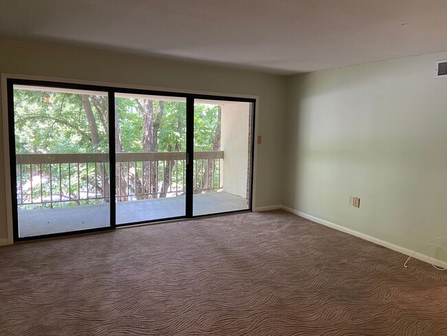 Building Photo - Bolinwood Condos 301 #C - 3br/2ba Chapel Hill