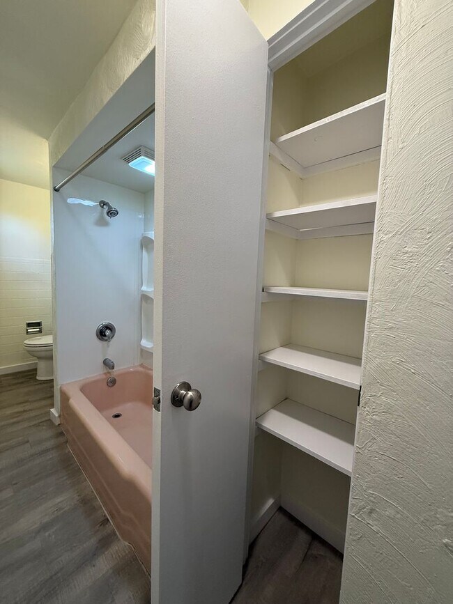 Building Photo - Newly updated 2BR house with yard, off str...