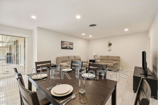 Building Photo - 1425 Vía Soledad