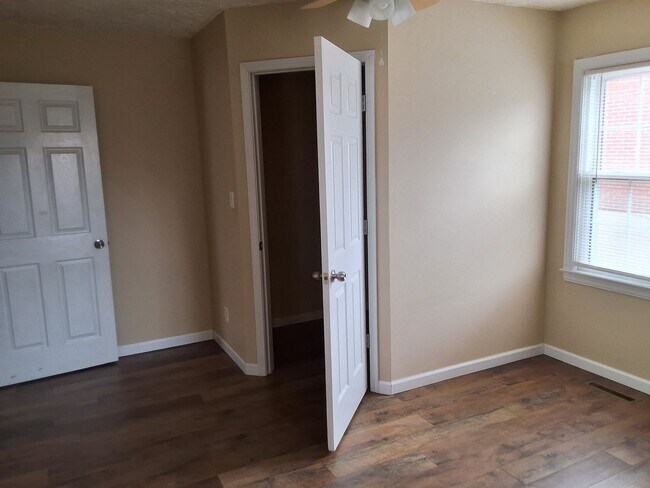 Building Photo - Beautiful Cozy 3 Bed, 2 Bath House located in the heart of Elizabethtown