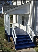 Building Photo - 303 N Houston St