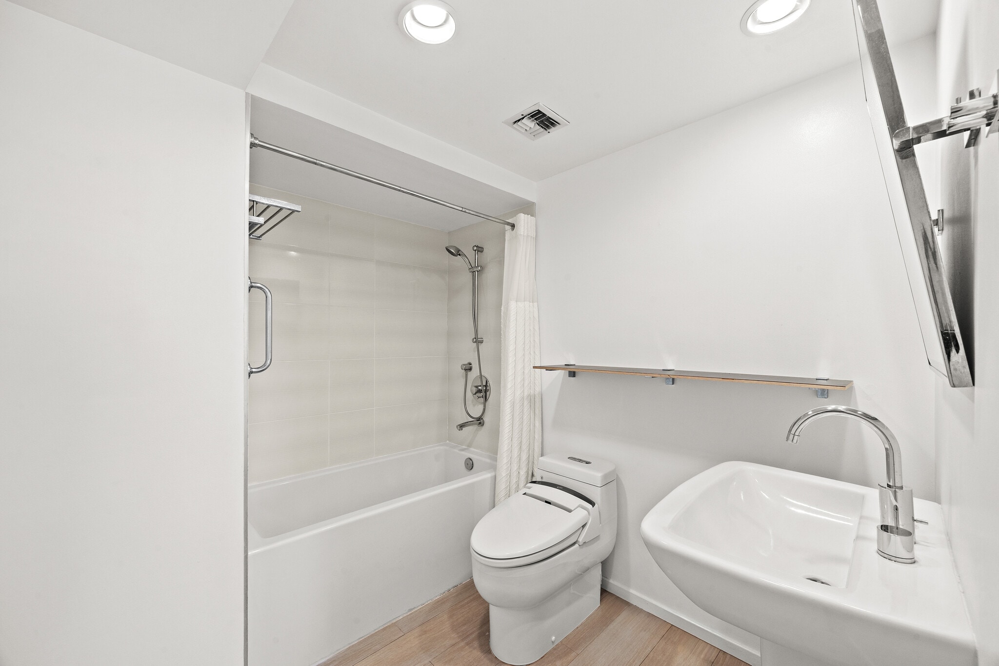 Remodeled bathroom - 4316 Marina City Dr